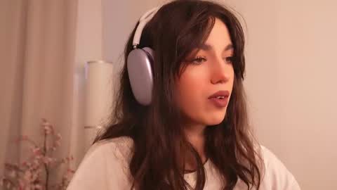 Snapshot of mystica_ chatting on 11-19-25, 08:47 MILLI online show from 11-19-25, 08:47