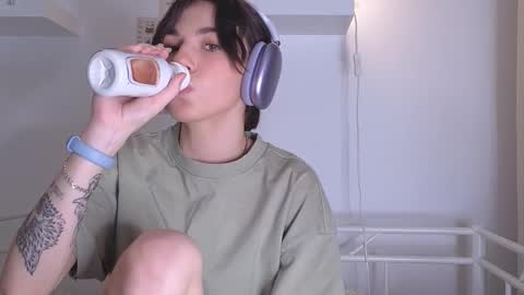 Snapshot of mystica_ chatting on 11-21-25, 09:08 MILLI online show from 11-21-25, 09:08