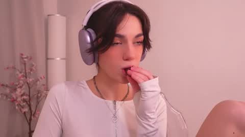 Snapshot of mystica_ chatting on 11-27-25, 08:49 MILLI online show from 11-27-25, 08:49