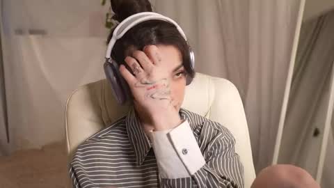 Snapshot of mystica_ chatting on 11-29-25, 12:08 MILLI online show from 11-29-25, 12:08