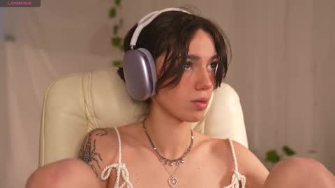 Snapshot of mystica_ chatting on 12-16-25, 09:58 MILLI online show from 12-16-25, 09:58