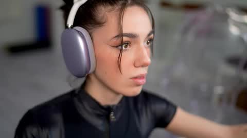 Snapshot of mystica_ chatting on 12-18-25, 09:59 MILLI online show from 12-18-25, 09:59