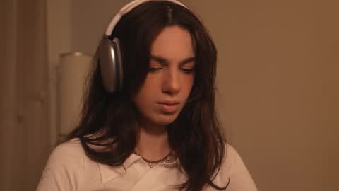 Snapshot of mystica_ chatting on 12-19-25, 09:38 MILLI online show from 12-19-25, 09:38