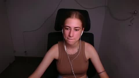 Snapshot of mysticemeli chatting on 09-10-25, 05:35 Emelie online show from 09-10-25, 05:35