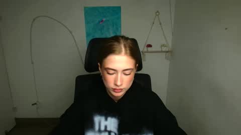 Snapshot of mysticemeli chatting on 10-28-25, 12:30 Emelie online show from 10-28-25, 12:30