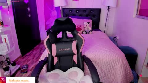 NAHIARA EVANS online show from 10-21-25, 07:58