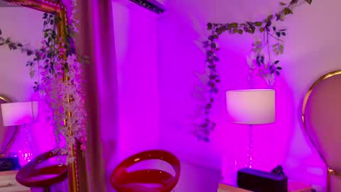 NahiaraReina  online show from 04-25-26, 02:03