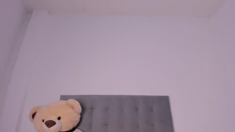 Snapshot of nahomi_miller_ chatting on 01-11-25, 06:45 Laura online show from 01-11-25, 06:45