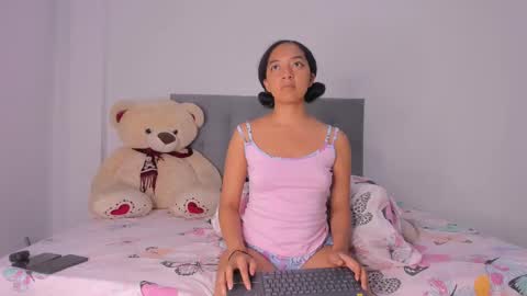 Snapshot of nahomi_miller_ chatting on 01-16-25, 05:21 Laura online show from 01-16-25, 05:21