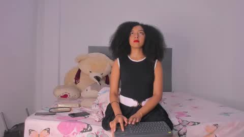 Snapshot of nahomi_miller_ chatting on 01-17-25, 05:11 Laura online show from 01-17-25, 05:11