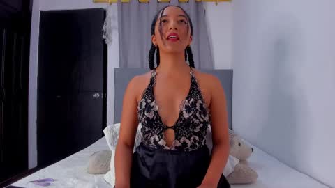 Snapshot of nahomi_miller_ chatting on 03-04-25, 03:44 Laura online show from 03-04-25, 03:44