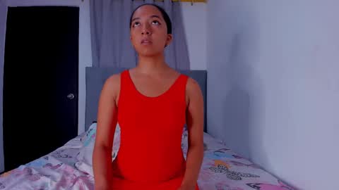 Snapshot of nahomi_miller_ chatting on 03-09-25, 01:25 Laura online show from 03-09-25, 01:25