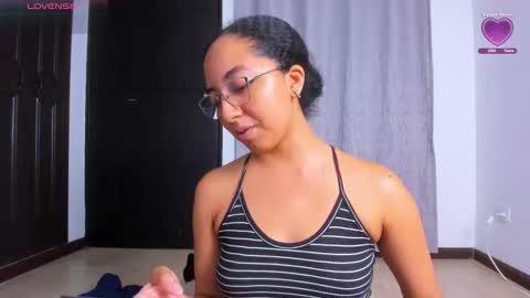 Snapshot of nahomi_miller_ chatting on 10-01-25, 01:11 Laura online show from 10-01-25, 01:11