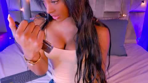 Snapshot of nahomicampbell_ chatting on 10-18-25, 07:47 VICTORIA online show from 10-18-25, 07:47