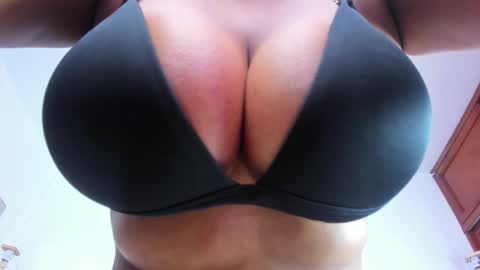 Snapshot of nahomygrey_ chatting on 09-25-25, 08:12 Nahomy online show from 09-25-25, 08:12