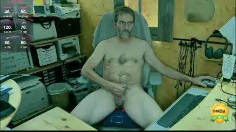 Snapshot of nakedluke chatting on 06-04-26, 12:22 Luke online show from 06-04-26, 12:22
