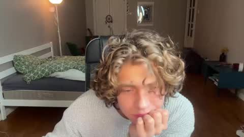 Snapshot of namiraaxel chatting on 02-22-25, 07:36 Georges online show from 02-22-25, 07:36