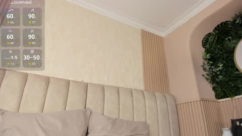 Naomi online show from 04-12-26, 02:22