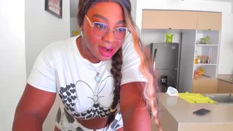 Snapshot of naomi_kiing chatting on 10-17-25, 04:53 Nathalia King online show from 10-17-25, 04:53