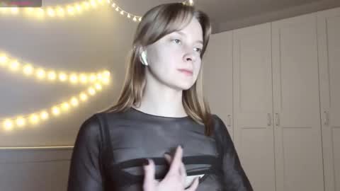 Snapshot of naomi_oops chatting on 10-29-25, 07:15 Naomi online show from 10-29-25, 07:15