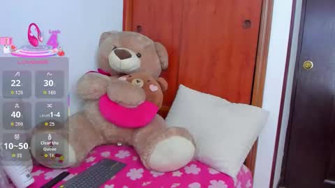 Snapshot of naomi_rouse_ chatting on 10-10-25, 12:31 Naomi Rouse online show from 10-10-25, 12:31