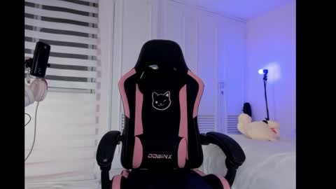 Snapshot of naomibrinks1 chatting on 12-28-24, 06:06 Heidy  online show from 12-28-24, 06:06