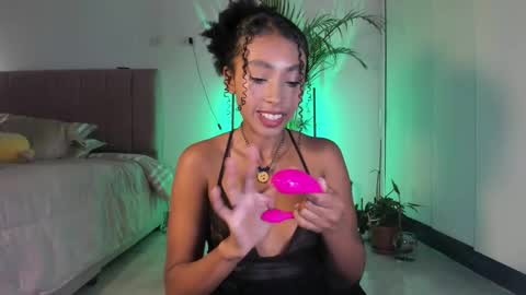 Naomii online show from 11-12-25, 01:17