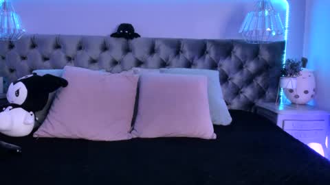 Naomi online show from 02-13-25, 10:54