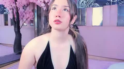 Snapshot of naomii_star chatting on 12-21-25, 09:00 online show from 12-21-25, 09:00