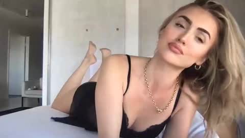 Snapshot of naomirhoades chatting on 02-10-25, 01:03 naomirhoades online show from 02-10-25, 01:03