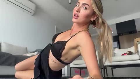 Snapshot of naomirhoades chatting on 02-13-25, 12:02 naomirhoades online show from 02-13-25, 12:02