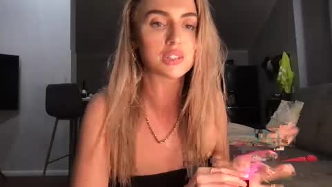 Snapshot of naomirhoades chatting on 02-27-25, 04:10 naomirhoades online show from 02-27-25, 04:10