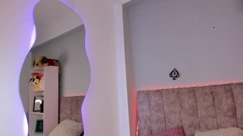 Snapshot of naomisanz_ chatting on 06-16-26, 06:27 Laura online show from 06-16-26, 06:27