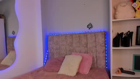 Snapshot of naomisanz_ chatting on 06-17-26, 03:02 Laura online show from 06-17-26, 03:02