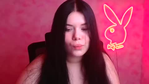 Snapshot of naomivibes chatting on 11-18-25, 12:31 Naomi online show from 11-18-25, 12:31