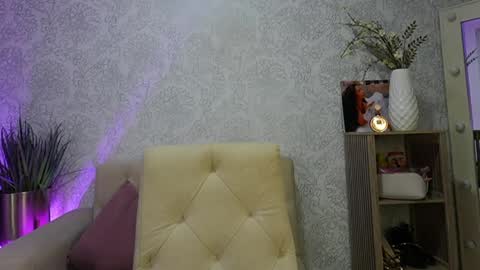 Naomi     online show from 04-25-26, 06:49