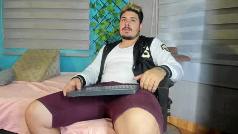 Snapshot of narciso_kh chatting on 12-28-24, 12:13 deibyd online show from 12-28-24, 12:13