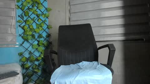 Snapshot of narciso_kh chatting on 01-28-25, 01:27 deibyd online show from 01-28-25, 01:27