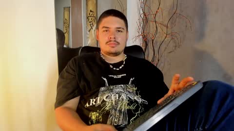 Snapshot of narciso_kh chatting on 02-08-25, 01:22 deibyd online show from 02-08-25, 01:22