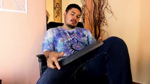 Snapshot of narciso_kh chatting on 02-15-25, 12:54 deibyd online show from 02-15-25, 12:54