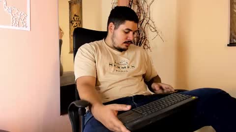 Snapshot of narciso_kh chatting on 02-17-25, 01:42 deibyd online show from 02-17-25, 01:42