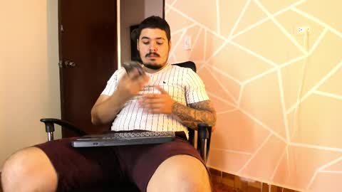 Snapshot of narciso_kh chatting on 02-26-25, 02:25 deibyd online show from 02-26-25, 02:25