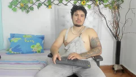 Snapshot of narciso_kh chatting on 10-19-25, 10:32 deibyd online show from 10-19-25, 10:32