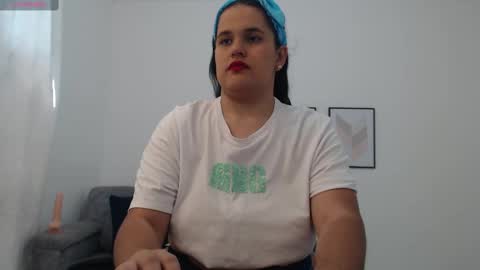 Snapshot of natalia_curvy1 chatting on 09-19-25, 06:19 Nathalia online show from 09-19-25, 06:19