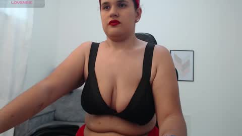 Snapshot of natalia_curvy1 chatting on 10-24-25, 06:15 Nathalia online show from 10-24-25, 06:15