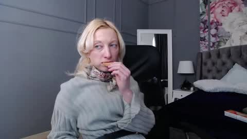 Natalie online show from 02-28-25, 07:05