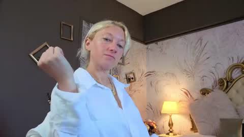 Snapshot of natalie_bitton chatting on 06-30-26, 06:36 Natalie online show from 06-30-26, 06:36