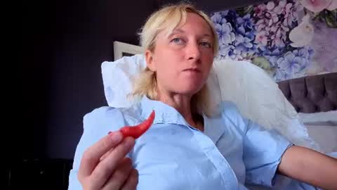 Snapshot of natalie_bitton chatting on 07-27-26, 06:09 Natalie online show from 07-27-26, 06:09