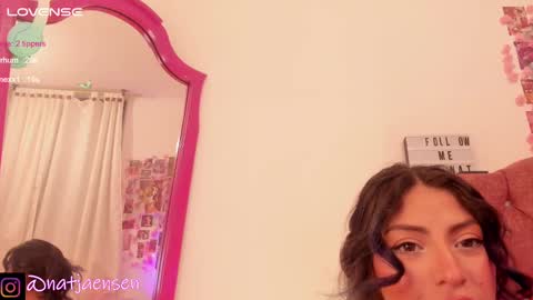 Snapshot of natalie_jaensen chatting on 02-09-25, 02:17       online show from 02-09-25, 02:17