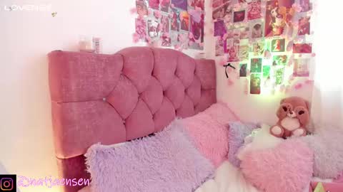 Snapshot of natalie_jaensen chatting on 02-14-25, 11:31       online show from 02-14-25, 11:31